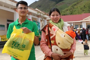 Hành trình “Tết chạm” tặng quà cho bà con vùng xa