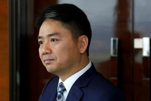 CEO JD.com tụt hạng trong danh sách người giàu nhất Trung Quốc sau khi bị bắt tại Mỹ vì cáo buộc hiếp dâm