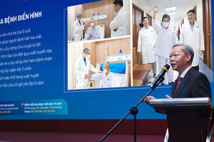 Robot AI duy nhất tại Việt Nam ghi dấu ấn với 100 ca mổ não và tủy sống