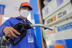 Để doanh nghiệp xăng dầu thoát tình trạng 'càng bán càng lỗ'