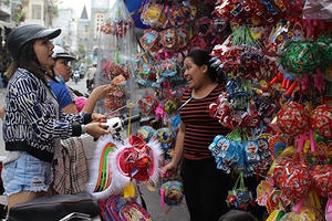 Đèn trung thu truyền thống lấn át hàng Trung Quốc