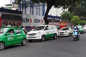 Taxi Hà Nội sẽ có “màu áo” riêng, taxi “dù” hết đường sống?