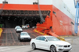 Giá ô tô nhập khẩu nguyên chiếc về Việt Nam giảm gần 100 triệu đồng một xe trong tháng 5