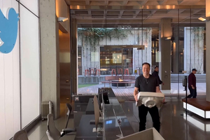 Elon Musk bán đấu giá đồ dùng tại Twitter, giới hạn tài khoản theo dõi chuyến bay người nổi tiếng