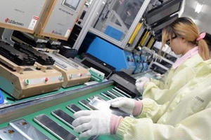 Dây chuyền sản xuất smartphone của Hàn Quốc đang lụi tàn khi LG và Samsung chuyển sang Việt Nam làm điện thoại