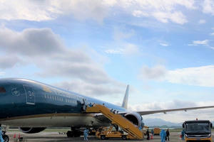 Sân bay Vân Đồn đón 298 hành khách từ Nhật Bản theo quy trình khép kín ngoài nhà ga