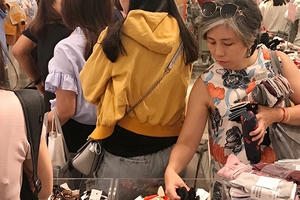 Người Sài Gòn 'rồng rắn' săn hàng giảm giá dịp Noel