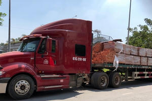 CSGT TP.HCM dọn gạch “thông đường” trước giờ cao điểm