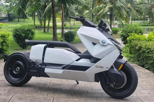 Xe máy điện đắt nhất Việt Nam trình làng: Giá bằng 15 chiếc Klara, thiết kế như phi thuyền, không đối thủ