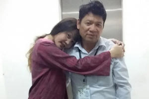 Đoàn Thị Hương ôm bố chụp ảnh trong phiên tòa cuối ở Malaysia