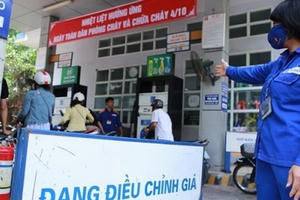 Tích trữ xăng dầu khi giá cả giảm mạnh có thể bị khởi tố hình sự