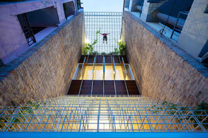 Ngôi nhà "may" lại với nhau bằng những sợi thép