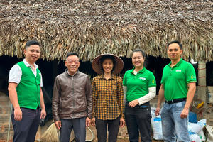 Nụ cười giản dị của người phụ nữ 'gánh cả bầu trời'