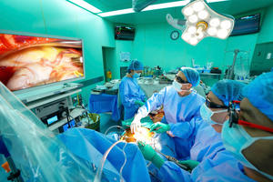 Bệnh viện Đại học Y Dược TP. HCM thực hiện thành công ca nội soi 3D thay van động mạch chủ kết hợp bắc cầu vành đầu tiên tại Việt Nam