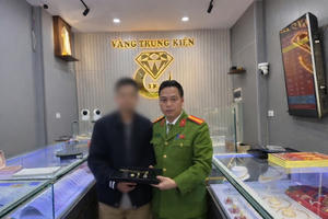 Nam sinh viên Hà Nội mang vàng nhà bán sau cuộc gọi của công an 'rởm'
