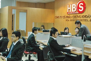 Chứng khoán Hòa Bình (HBS): Bị VSDC khiển trách vì nợ phí lưu ký, hoạt động mua bị đình chỉ