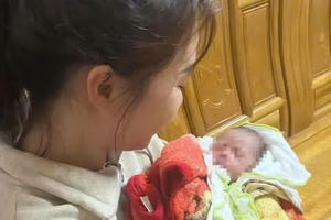 Lá thư “Mẹ xin lỗi con” bên bé trai sơ sinh bị bỏ rơi ở Hà Tĩnh Lá thư “Mẹ xin lỗi con” bên bé trai sơ sinh bị bỏ rơi ở Hà Tĩnh
