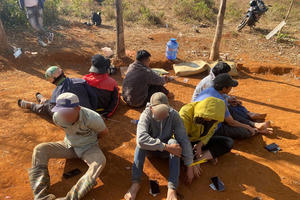 Triệt phá tụ điểm đá gà trong vườn cao su tại xã biên giới Triệt phá tụ điểm đá gà trong vườn cao su tại xã biên giới