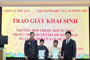 Viện KSND khu vực 10 trao giấy khai sinh, trao gửi yêu thương cho hai trẻ em dịp Tết đến, Xuân về