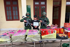 Bắt giữ đối tượng bơi qua sông vận chuyển gần 1,5 tạ pháo qua biên giới