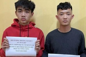 Khởi tố 2 đối tượng đốt pháo nổ gây mất an ninh trật tự Khởi tố 2 đối tượng đốt pháo nổ gây mất an ninh trật tự