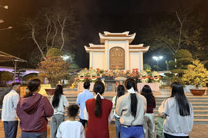 Đông đảo người dân về Ngã ba Đồng Lộc 'thắp lửa' tri ân 