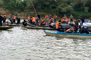 Hơn 100 người tìm kiếm nạn nhân vụ lật đò trên sông Gianh