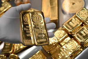 Giá vàng thế giới lại mất mốc 5.000 USD/ounce 