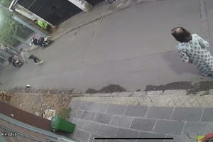 Tạm giữ đối tượng đổ xăng, dùng dao truy sát người mùng 1 Tết Tạm giữ đối tượng đổ xăng, dùng dao truy sát người mùng 1 Tết