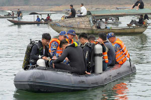 Vụ lật tàu chở khách trên hồ Thác Bà: Tìm thấy thi thể nạn nhân cuối cùng Vụ lật tàu chở khách trên hồ Thác Bà: Tìm thấy thi thể nạn nhân cuối cùng