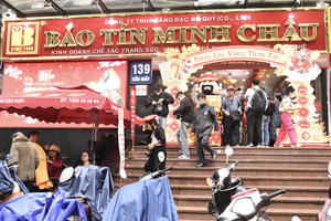 Sát ngày vía Thần tài, người dân không ngại đội mưa xếp hàng, khách thiên mua vàng trọng lượng nhỏ lấy may