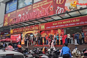 Người dân đội mưa mua vàng Thần Tài, “vàng mini” lên ngôi 