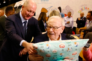 Berkshire Hathaway quý IV/2025: Mảng bảo hiểm suy yếu kéo lợi nhuận đi xuống, lượng tiền mặt giảm