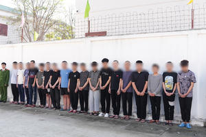 Tạm giữ 9/18 thanh thiếu niên mang dao, chai bia 'diễu hành' trên phố lúc rạng sáng