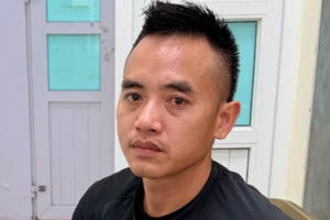 Tạm giữ tài xế bán tải tạt đầu xe máy chở 3 người trên đường Đỗ Mười Tạm giữ tài xế bán tải tạt đầu xe máy chở 3 người trên đường Đỗ Mười