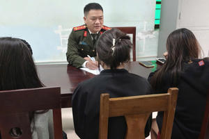 Tin lời “việc nhẹ, lương cao”, 3 nữ sinh lớp 8 rủ nhau bỏ nhà lúc nửa đêm Tin lời “việc nhẹ, lương cao”, 3 nữ sinh lớp 8 rủ nhau bỏ nhà lúc nửa đêm