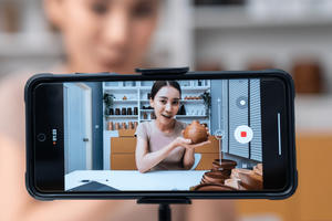 Bán hàng livestream qua KOL: Doanh nghiệp cần lưu ý gì để tránh bị ấn định, truy thu thuế?