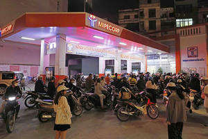 Giá xăng tăng trong đêm, xăng RON 95 -III lên 29.120 đồng/lít