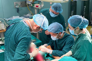 Suýt mất chân vì đắp lá chữa bỏng suốt 1 tháng