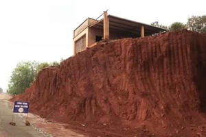 Công an tỉnh Đồng Nai yêu cầu cung cấp hồ sơ thi công dự án ĐT.753 sau vụ 8 nhà dân chênh vênh bên mép vực