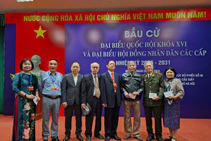 Cử tri Hà Nội hân hoan trong ngày bầu cử 