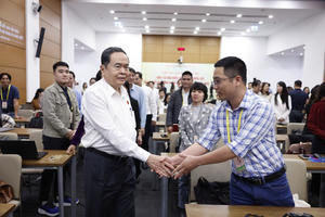 Chủ tịch Quốc hội Trần Thanh Mẫn thăm, động viên các phóng viên tại Trung tâm Báo chí bầu cử