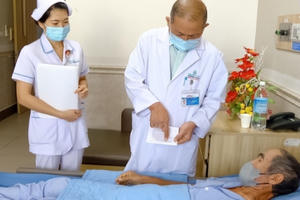 Nội soi gắp cây kim dài 4cm ra khỏi cổ họng cụ ông 72 tuổi