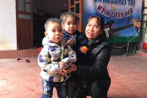 Hoàn cảnh bi đát của hai cháu bé bị bỏ rơi ở bờ đê trong cái lạnh 10 độ C