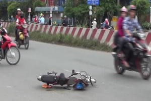 Bình Dương: Xe máy va chạm với xe đạp điện, 1 người nguy kịch