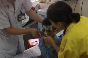 Cứu sống bé trai 5 tuổi ngã xuống giếng sâu