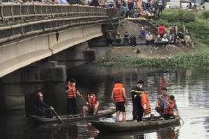 Nam thanh niên văng qua lan can cầu, thi thể được tìm thấy trên sông