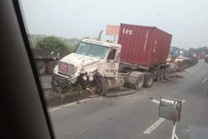 Hải Dương: Hai xe đầu kéo va chạm nhau, tài xế chết cháy trong cabin