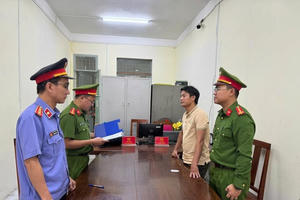 Bắt giám đốc doanh nghiệp chỉ đạo nhân viên khai thác cát sỏi trái phép trên sông Vàng