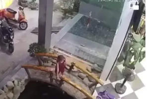 Cháu bé tử vong thương tâm tại quán cà phê